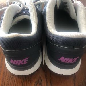 Nike women’s tennis shoes